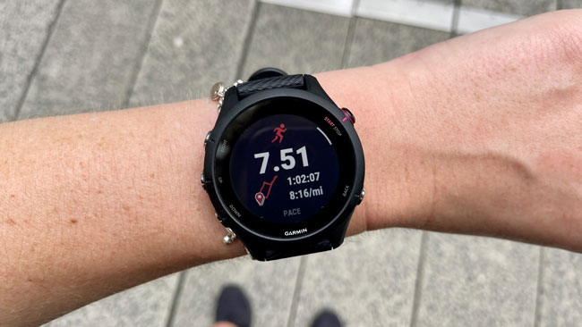 cảm giác đeo Garmin Forerunner 255